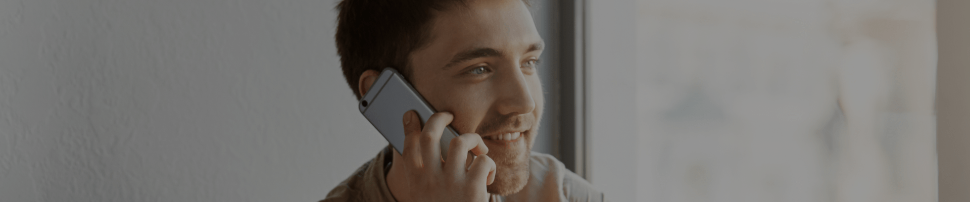 header_desktop_kontakt.png Mężczyzna kontaktujący się z Coders Lab